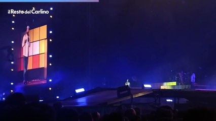 Pinguini Tattici Nucleari, la dedica ad Alice sul palco di Reggio Emilia: video