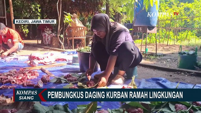 Ramah Lingkungan, Warga Kediri Bungkus Daging Kurban Pakai Daun Jati dan Besek Bambu