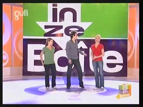 Rebecca Hampton et Aurélie Vaneck dans In ze Boîte