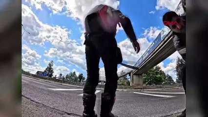 Metrelerce sürüklendi! 3 motosikletin karıştığı kaza kask kamerasına yansıdı