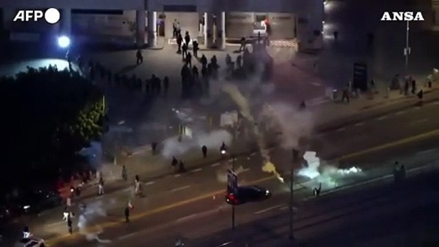 Ancora scontri a Los Angeles, la polizia usa i gas lacrimogeni