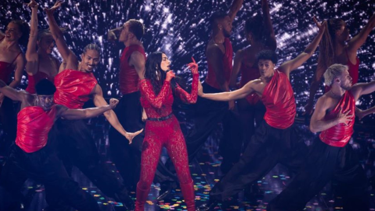 Dua Lipa a Milano, l'omaggio a sorpresa a Raffaella Carrà a Milano. I 70 mila cantano: «A far l'amore comincia tu»