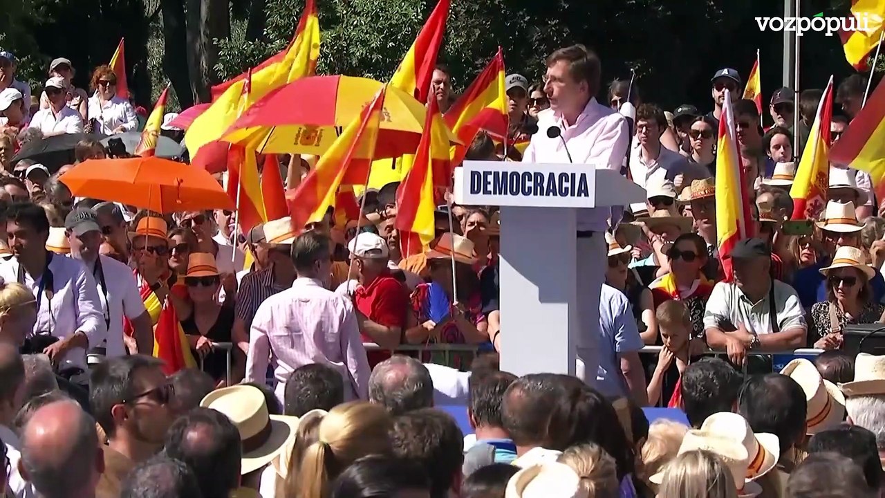 Almeida carga contra "el capo" Sánchez: "¿Habéis visto la foto de la 'banda del Peugeot'?"