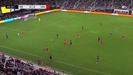 MLS maçında ilginç an: Bebek sahaya atladı