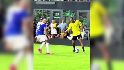 Ronaldinho, Messi'nin koruması Yassine Chueko'yu futboluyla ezdi!