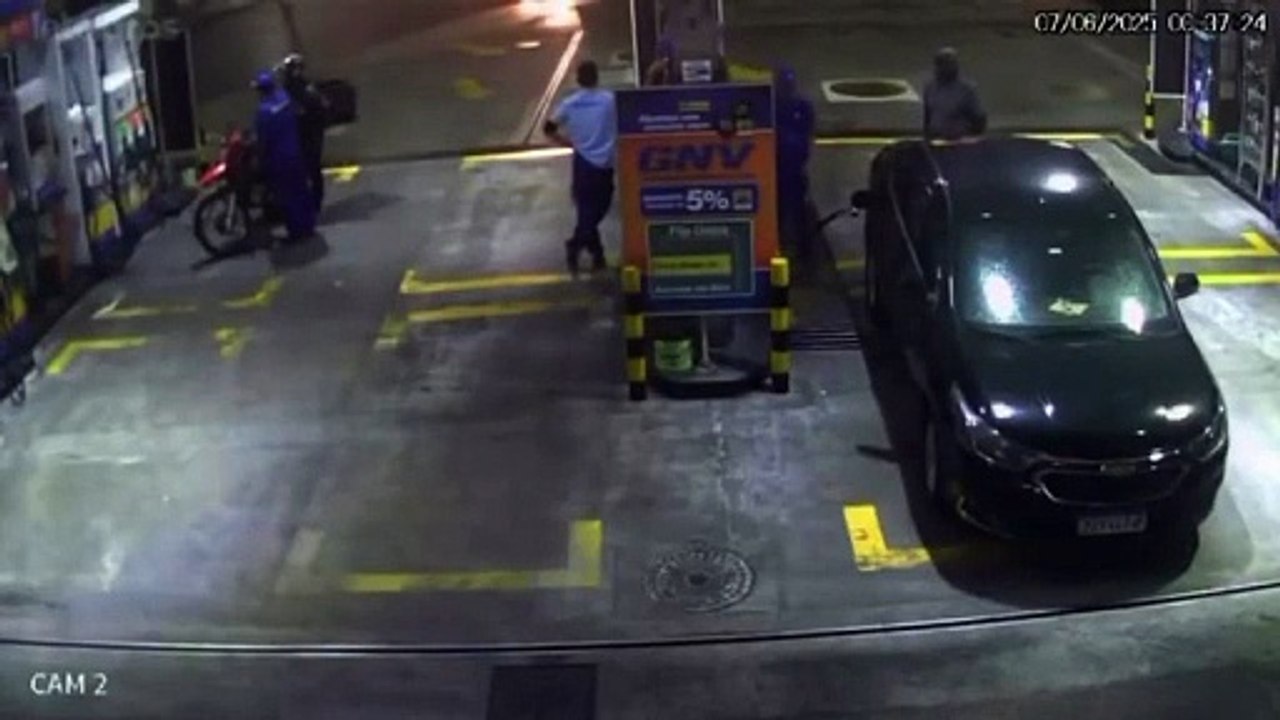 Carro explode em posto de gasolina no Rio