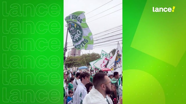 Torcida do Palmeiras faz festa em último treino antes do embarque do time para o Mundial