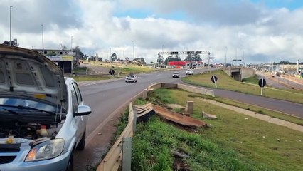 Veículo quebra e fica parado em ponto crítico do Trevo Cataratas