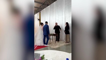 Noivo desmaia de ansiedade no altar e vira sensação na internet; veja vídeo