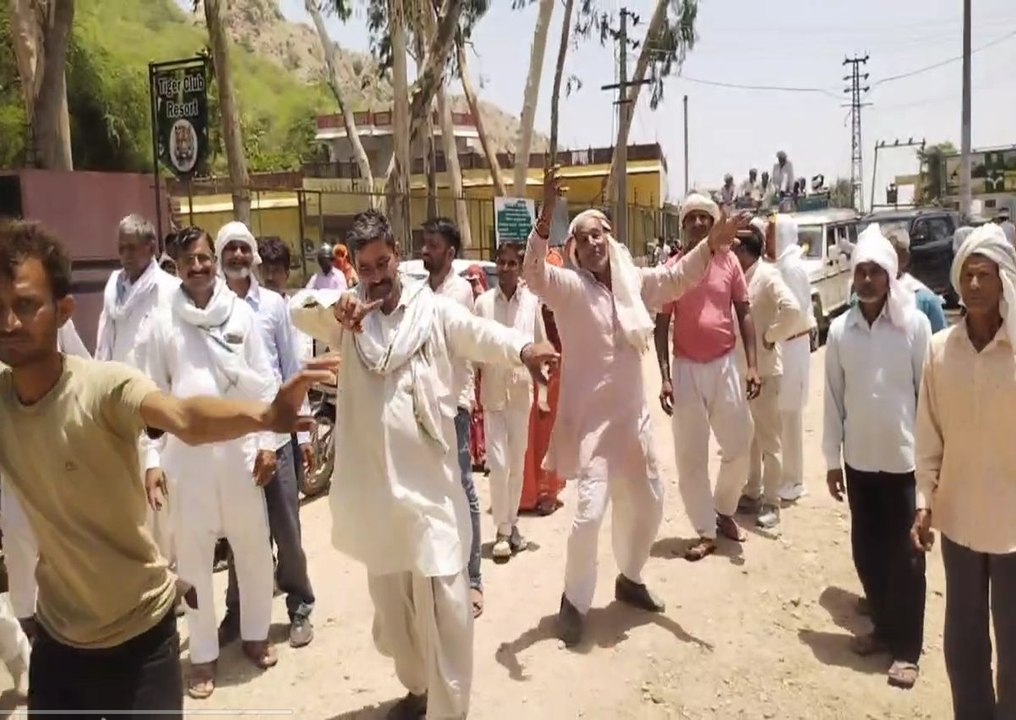 किसानों ने शीतला माता की पूजा कर की सरकार व प्र...