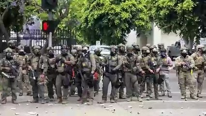 Manifestantes bloquean operativo de ICE y CBP tras una redada