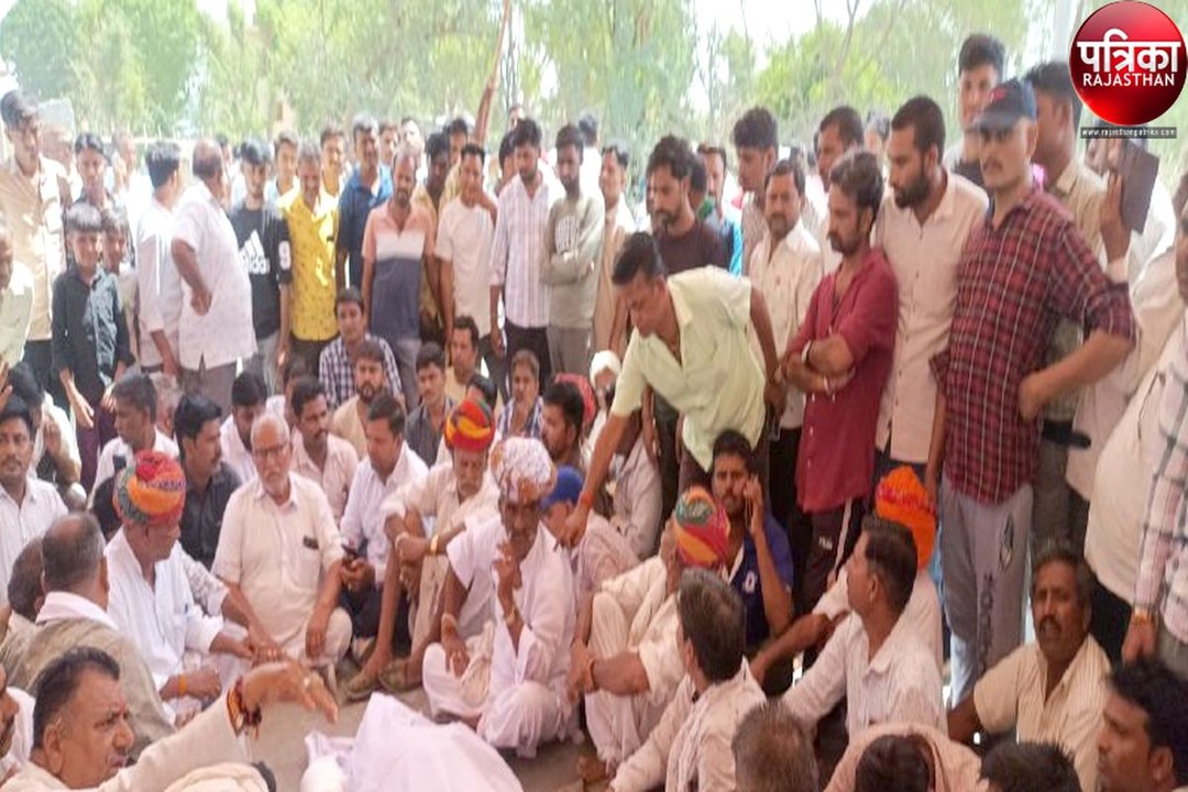 बेखौफ बजरी माफिया : यहां बजरी से भरे डंपर की टक्कर से बाइक सवार की मौत, ग्रामीणों का धरना-प्रदर्शन, कस्बा बंद