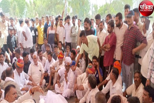 बेखौफ बजरी माफिया : यहां बजरी से भरे डंपर की टक्कर से बाइक सवार की मौत, ग्रामीणों का धरना-प्रदर्शन, कस्बा बंद