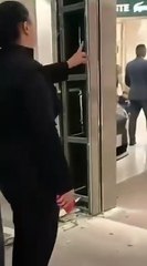 Criança bate carro elétrico exposto em shopping de São Paulo