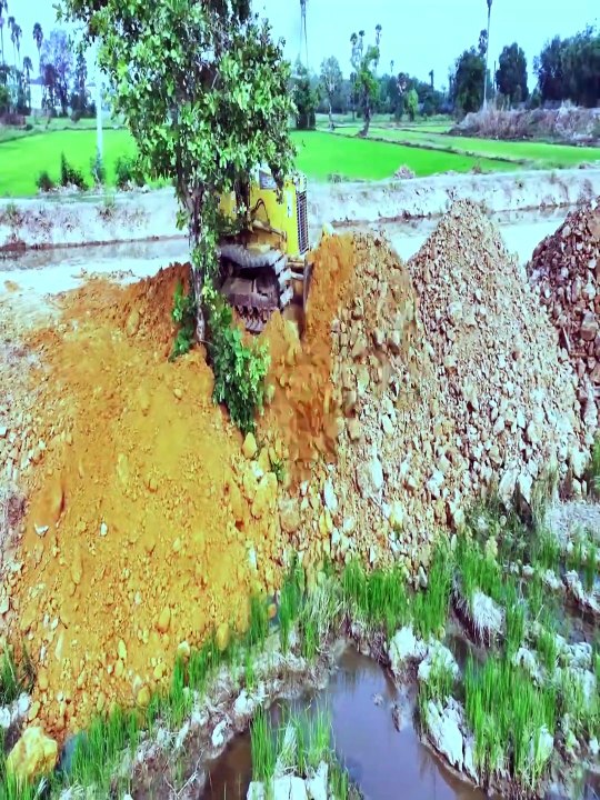 Bulldozer vs. Truck Fail! Mitsubishi BD2G Handles It All