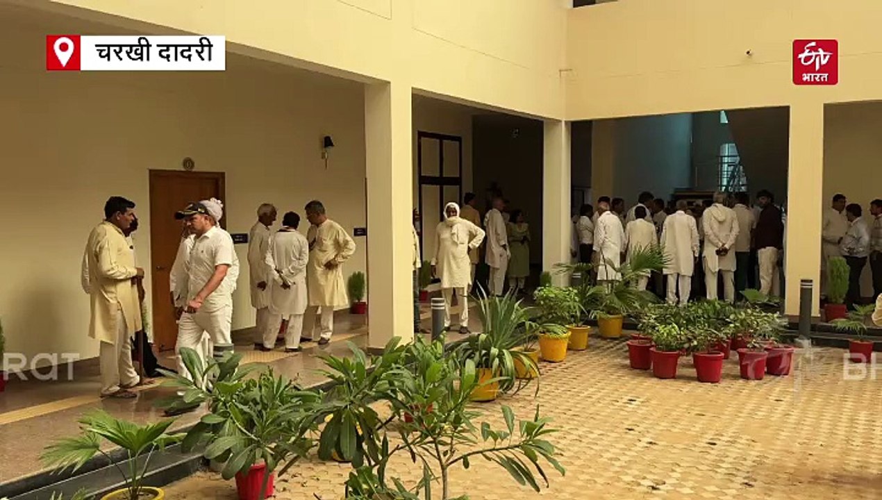 चरखी दादरी में पर्यवेक्षकों के सामने ही आपस में भिड़े कांग्रेसी, रीटा चौधरी ने लगाई फटकार, बोलीं - गुटबाजी से कांग्रेस की नहीं बनी सरकार