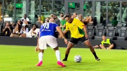 Il bodyguard di Messi viene umiliato da Ronaldinho