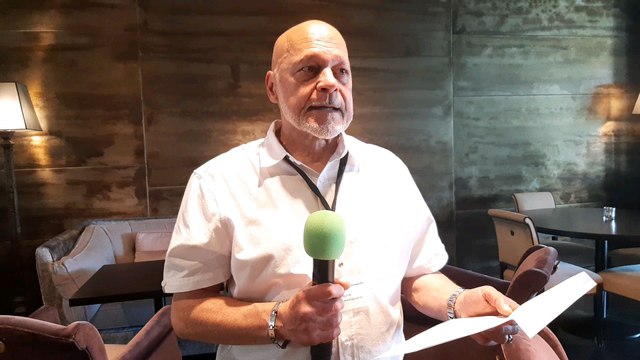 Hôtel les Lodges Sainte Victoire Le Tholonet Présentation de l'établissement juste avant le spectacle de Françoise Cauwel et Raphaël Federici Cézanne chercheur d'absolu.