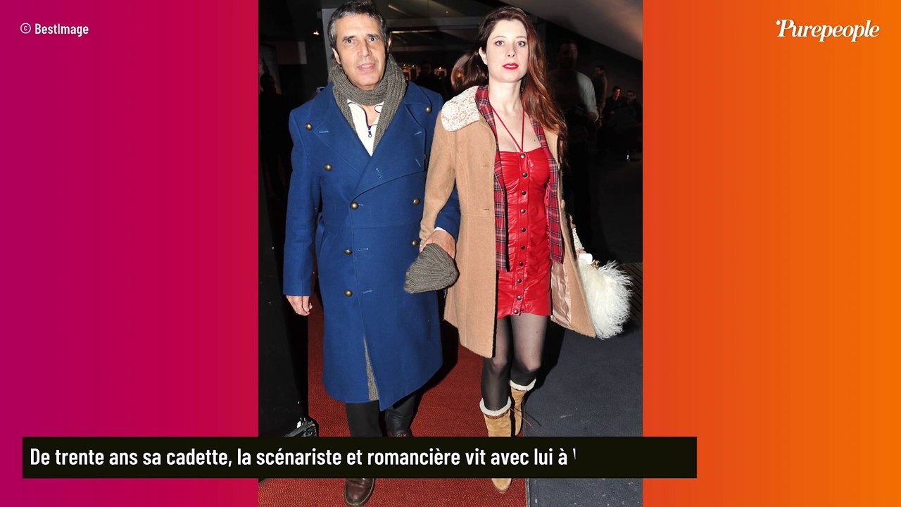 Julien Clerc en couple avec Hélène Grémillon : le chanteur évoque leurs 30 ans de différence