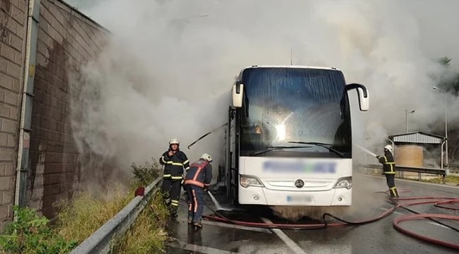 Seyir halindeki yolcu otobüsü alev alev yandı