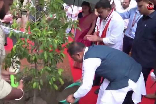 IIM रायपुर में CM साय ने सुशासन व हरित भविष्य का प्रतीक पौधा लगाया