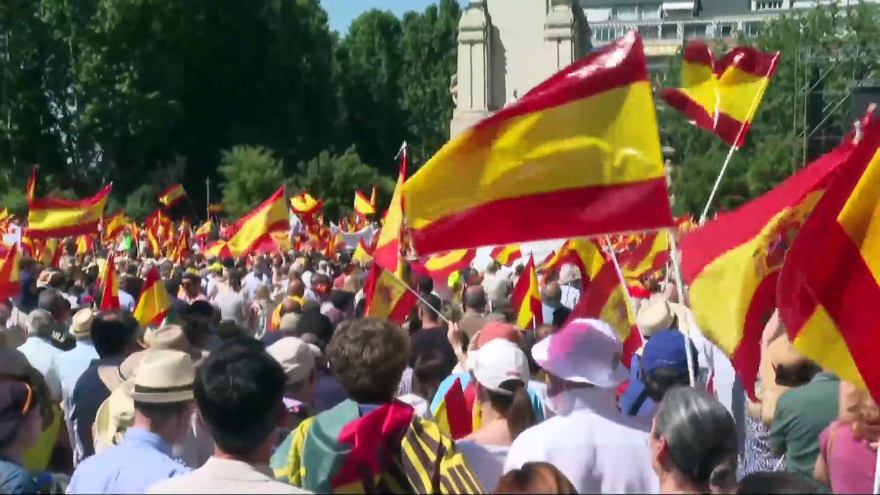 Feijóo llama a los españoles a "rebelarse" y el PP cifra en más de 100.000 los asistentes
