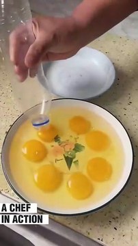 A professional separating egg whites and yolks!.hd