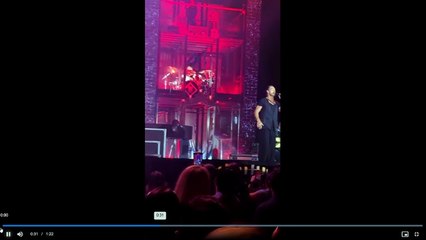 Desconcertó a Ricardo Arjona en pleno show: una fan se sacó la remera y se volvió viral