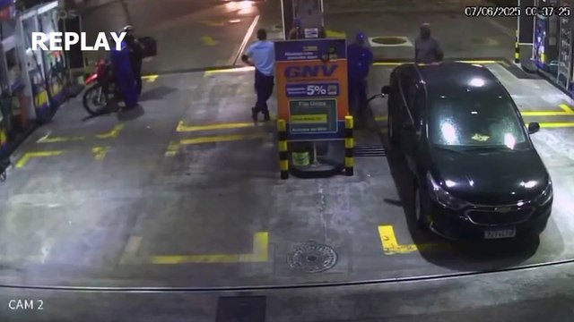 Carro explode em posto de combustíveis no Rio