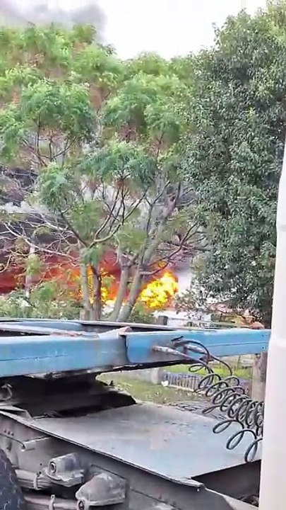 VÍDEO: Galpão pega fogo próximo ao Aeroporto de Navegantes e mobiliza 30  bombeiros