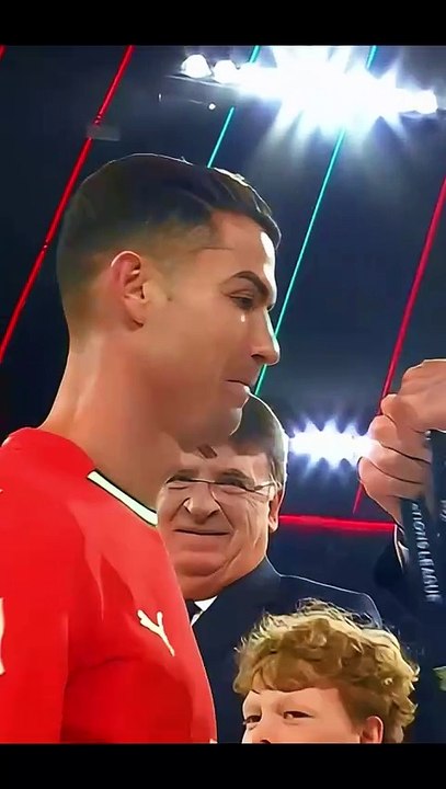 casi se le CAE la copa a CRISTIANO RONALDO