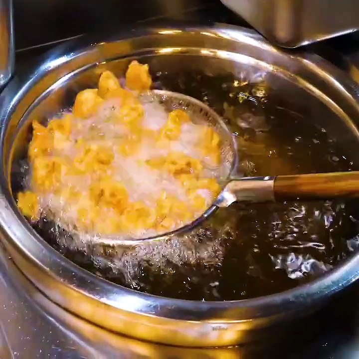 (Clean oil) Seasoned spicy chicken fried in a cauldron   Korean street food