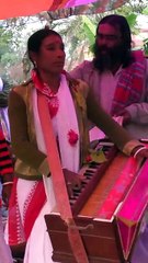 লাষ্টে গানের এই ঝংঙ্কর শোনার জন্য আমি বসে থাকি