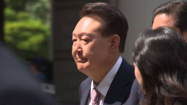 윤석열, '내란 혐의' 재판 출석...취재진 질문에 '묵묵부답' / YTN