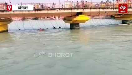 हरिद्वार में गंगा में बह रहे युवक के लिए 'देवदूत' बनी जल पुलिस, रेस्क्यू कर निकाला बाहर