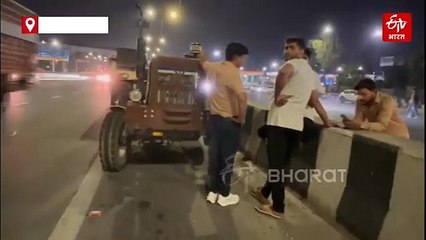 दिल्ली मेरठ एक्सप्रेसवे पर कार ट्रैक्टर-ट्रॉली की भीषण टक्कर, गाड़ी हुई चकनाचूर, तीन गंभीर घायल