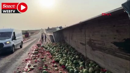 Karpuz yüklü TIR devrildi; şoför ağır yaralı