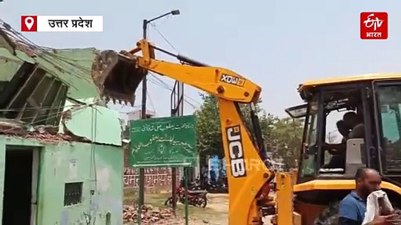 संभल में मस्जिद-मंदिर पर चला बुलडोजर; सड़क पर ब...