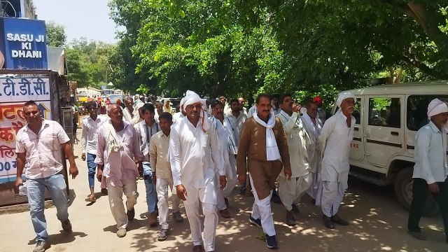 सरकार की सद्बुद्धि के लिए हवन पूजन कर सिली सेड स्थित शीतला माता की पूजन के लिए महिला पुरुष हुए रवाना