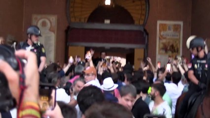 Morante Jr. lleva a su padre a hombros, desde Las Ventas hasta el Wellington, tras su gesta en Madrid