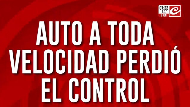 Auto perdió el control y chocó contra la puerta de un supermercado: hay varios heridos