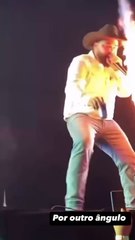 Cantor Léo tem rosto atingido por fogo durante show