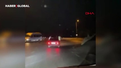 Otomobil penceresinden sarkarak yolculuk