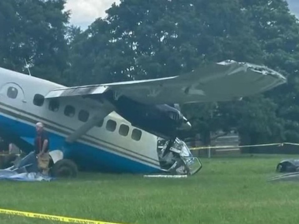 Flugzeug stürzt kurz nach Start ab