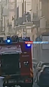 Andria: auto prende fuoco in via XX Settembre, strada chiusa al traffico
