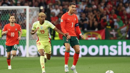 Lamine Yamal se va del campo en premiación de CR7