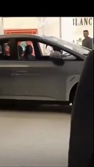 Criança bate carro elétrico de R$ 175 mil em joalheria de shopping