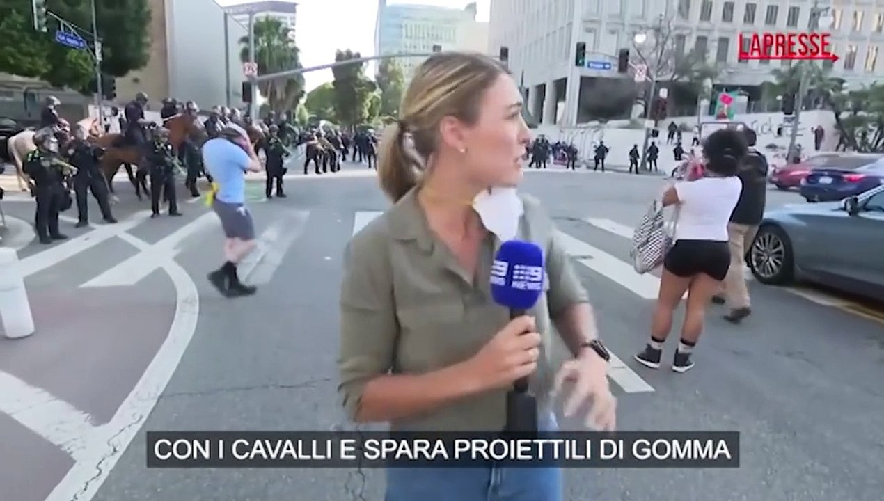 Los Angeles, giornalista colpita in diretta tv da un proiettile della polizia: il video