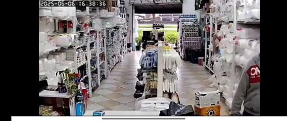 "Vim te roubar", diz ladrão antes de espancar mulher com bebê de colo dentro de loja em Itanhaém; Veja o vídeo