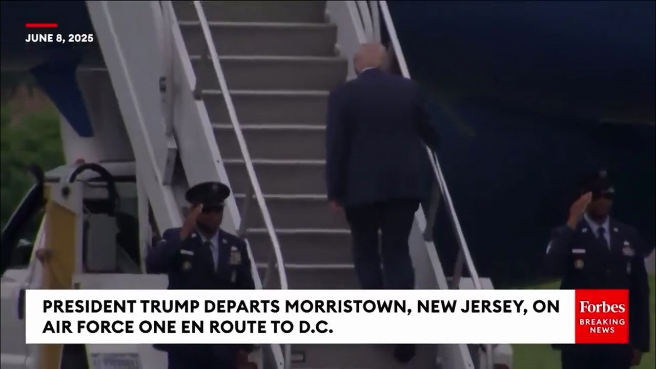 Trump tropieza como Biden al subir al Air Force One y las redes no lo perdonan